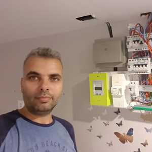 hicham , un professionnel de l'électricité à Saint-Gratien