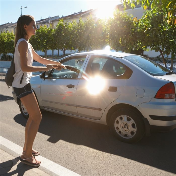 Polir Votre Voiture : Guide pour un Brillant Parfait